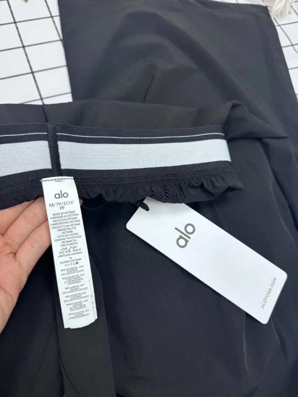 NWT 😘😀 ALO Yoga Black Suit Up Pants ( Regular ) 30-inch inner seam